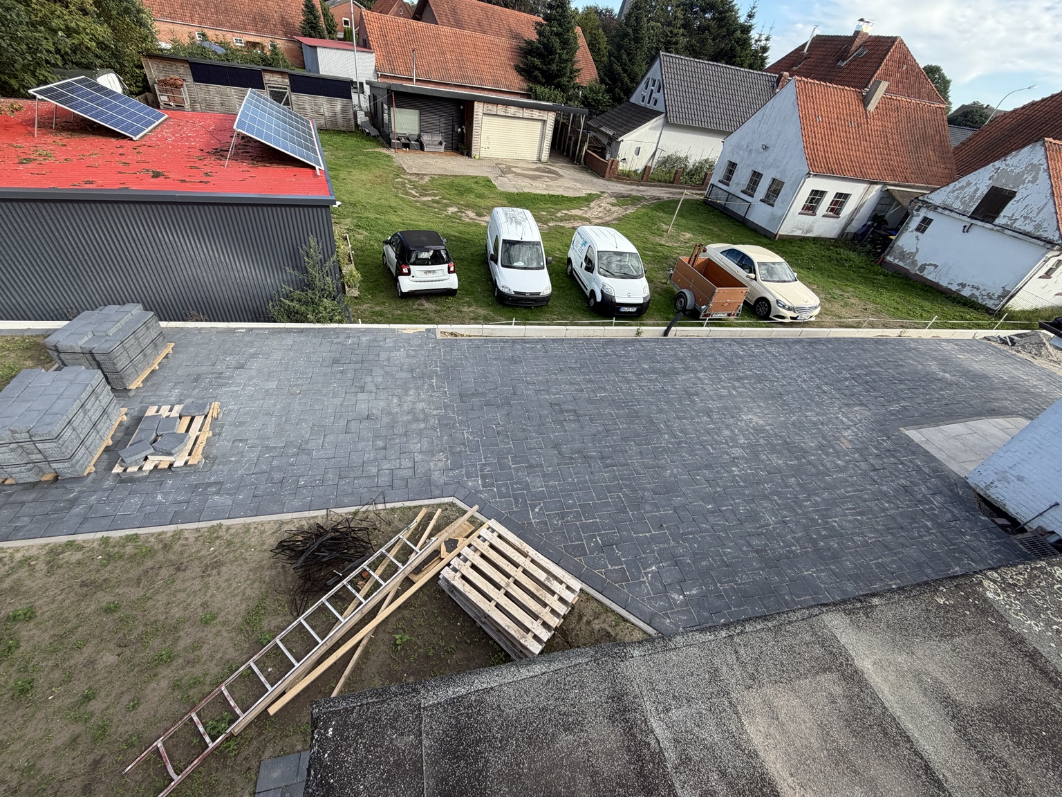 Pflasterarbeiten auf einer großen Hoffläche